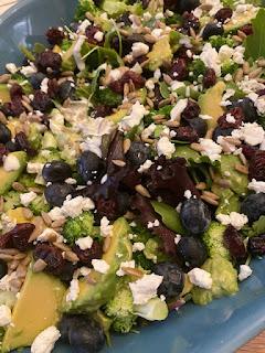 ENSALADA CON BROCOLI, ARANDANOS YAGUACATE