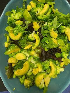 ENSALADA CON BROCOLI, ARANDANOS YAGUACATE