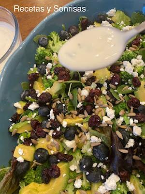 ENSALADA CON BROCOLI, ARANDANOS YAGUACATE