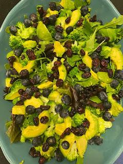 ENSALADA CON BROCOLI, ARANDANOS YAGUACATE