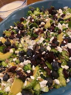 ENSALADA CON BROCOLI, ARANDANOS YAGUACATE