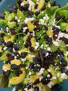 ENSALADA CON BROCOLI, ARANDANOS YAGUACATE