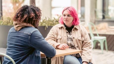 ¿Por qué incomodan las pausas en una conversación? Una red cerebral es la respuesta