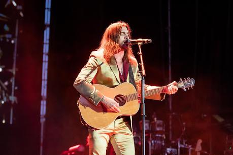 JUANES EN NOCHES DEL BOTÁNICO: A DIOS ROGANDO Y CON LA GUITARRA... [CRÓNICA]