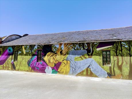 Un Grafitti dedicado al Camino Olvidado recibe a los visitantes a Cabañas Raras 4 Un Grafitti dedicado al Camino Olvidado recibe a los visitantes a Cabañas Raras 4