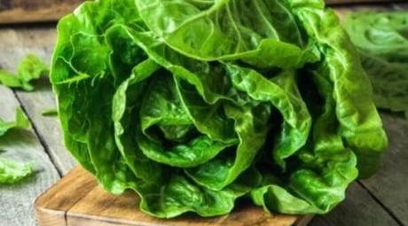 Ensalada de lechuga con semillas y nuez