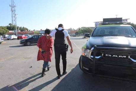 Rescatan a hombre que se encontraba sobre trabe del Distribuidor Juárez