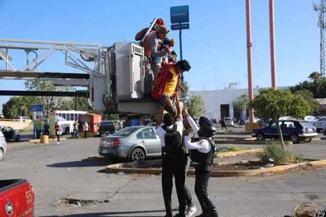 Rescatan a hombre que se encontraba sobre trabe del Distribuidor Juárez