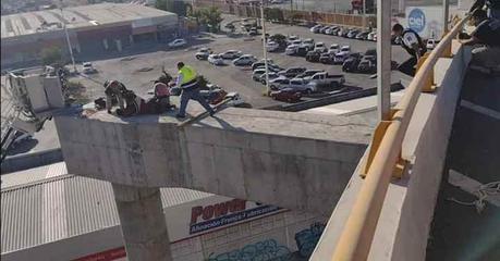 Rescatan a hombre que se encontraba sobre trabe del Distribuidor Juárez
