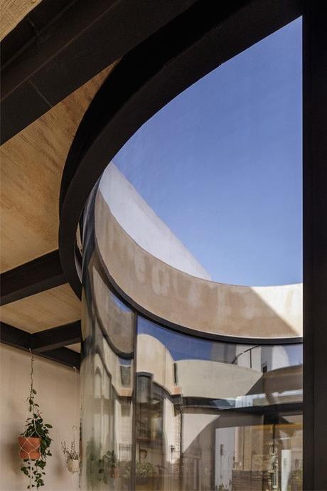 delikatissen vivienda sevilla triplex decoración tragaluz scandinavian industrial salón terraza abierto patio interior redondo modern sevilla apartment ladrillo visto edificio renovado sevilla cristales redondos delikatissen vivienda sevilla triplex decoración tragaluz scandinavian industrial salón terraza abierto patio interior redondo modern sevilla apartment ladrillo visto edificio renovado sevilla cristales redondos