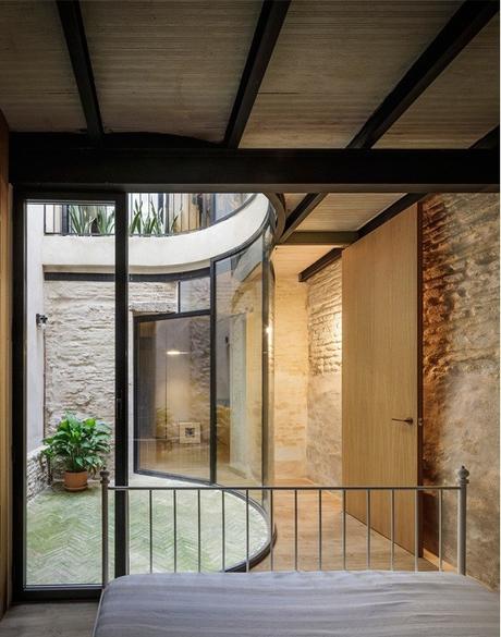 delikatissen vivienda sevilla triplex decoración tragaluz scandinavian industrial salón terraza abierto patio interior redondo modern sevilla apartment ladrillo visto edificio renovado sevilla cristales redondos delikatissen vivienda sevilla triplex decoración tragaluz scandinavian industrial salón terraza abierto patio interior redondo modern sevilla apartment ladrillo visto edificio renovado sevilla cristales redondos