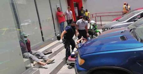 Automovilista atropella  dos personas en Banorte de avenida Universidad