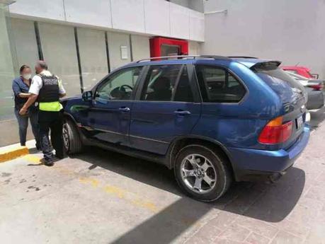Automovilista atropella  dos personas en Banorte de avenida Universidad
