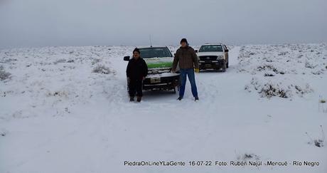 Rubén Najúl Comisionado de Mencué en plena asistencia a pobladores rurales.