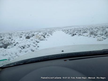 Rubén Najúl Comisionado de Mencué en plena asistencia a pobladores rurales.