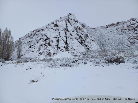 Rubén Najúl Comisionado de Mencué en plena asistencia a pobladores rurales.