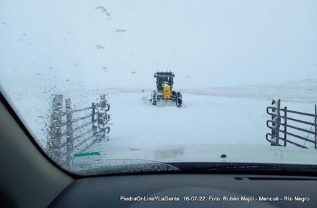 Rubén Najúl Comisionado de Mencué en plena asistencia a pobladores rurales.