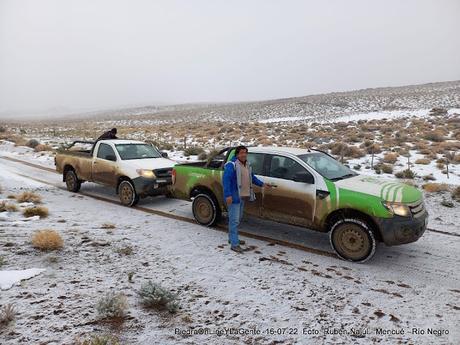 Rubén Najúl Comisionado de Mencué en plena asistencia a pobladores rurales.