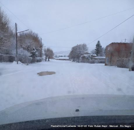 Rubén Najúl Comisionado de Mencué en plena asistencia a pobladores rurales.