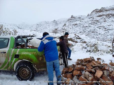 Rubén Najúl Comisionado de Mencué en plena asistencia a pobladores rurales.