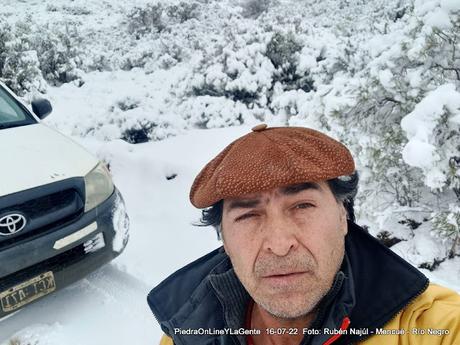 Rubén Najúl Comisionado de Mencué en plena asistencia a pobladores rurales.