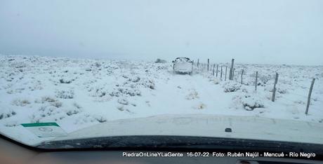 Rubén Najúl Comisionado de Mencué en plena asistencia a pobladores rurales.