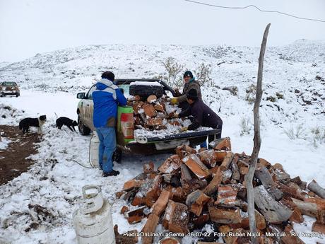 Rubén Najúl Comisionado de Mencué en plena asistencia a pobladores rurales.