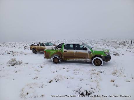 Rubén Najúl Comisionado de Mencué en plena asistencia a pobladores rurales.