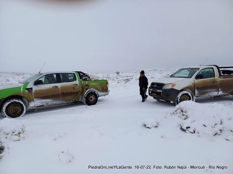 Rubén Najúl Comisionado de Mencué en plena asistencia a pobladores rurales.