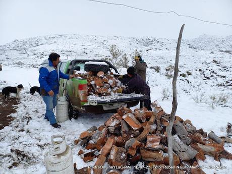 Rubén Najúl Comisionado de Mencué en plena asistencia a pobladores rurales.