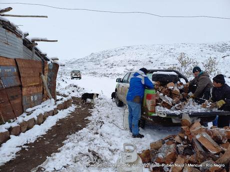 Rubén Najúl Comisionado de Mencué en plena asistencia a pobladores rurales.