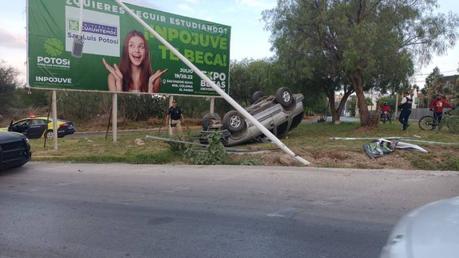 Vehículo vuelca en Camino a la presa de San José