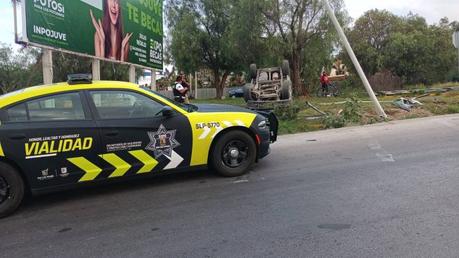 Vehículo vuelca en Camino a la presa de San José