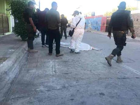 Lo asesinan al intentar robarle la camioneta en colonia Prados