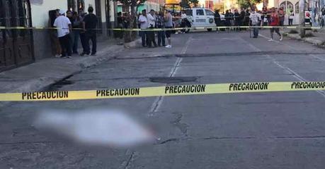 Lo asesinan al intentar robarle la camioneta en colonia Prados