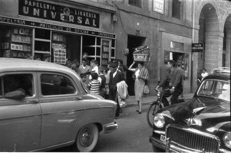 1959:Vista parcial de la calle Hernán Cortés
