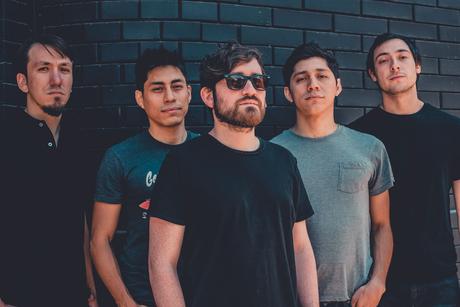 Les Bateliers parodia a los héroes de acción, en su nuevo video “Indeciso” b5adc663-4a51-fa73-175c-259d40da9b56