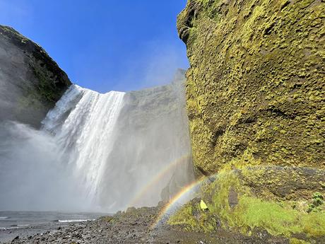 arcoiris doble en la cascada de Skogafoss en Islandia