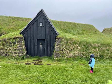 casas con tejado de cesped en Keldur, Islandia