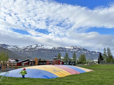 camas elásticas gigantes en los parques de Islandia