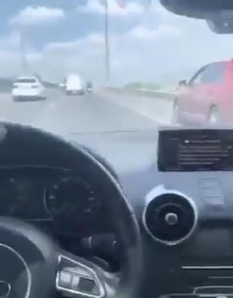 (video) Conductor arroja desde un puente a un repartidor de Uber