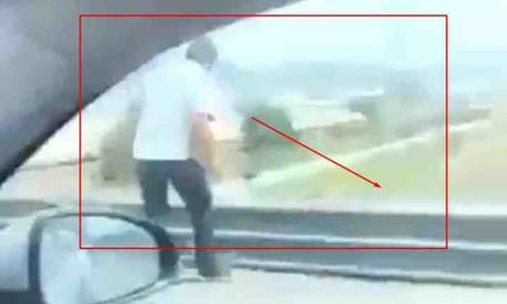 (video) Conductor arroja desde un puente a un repartidor de Uber