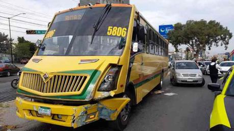Camión urbano choca contra autos detenidos en la Salvador Nava