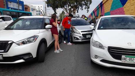 Camión urbano choca contra autos detenidos en la Salvador Nava