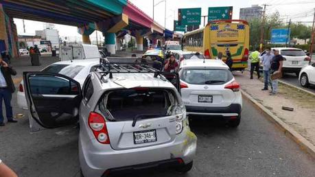 Camión urbano choca contra autos detenidos en la Salvador Nava