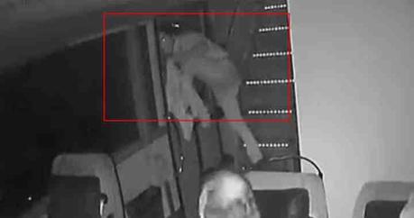 (Video) Hombre se lanza de un autobús en movimiento en la Valles-Rioverde