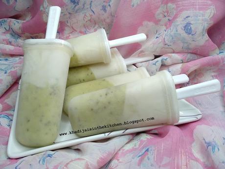 SUCETTES GLACÉES AU KIWI ET AU LAIT DE NOIX DE COCO / KIWI AND COCONUT MILK POPSICLES / PALETAS DE KIWI Y LECHE DE COCO / مصاصات الكيوي و حليب جوز الهند المجمدة: