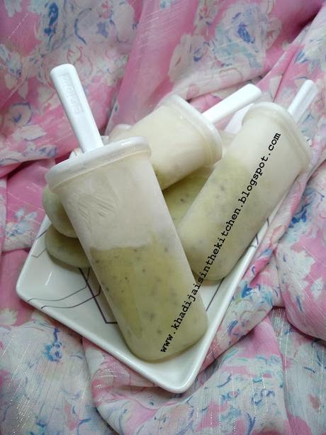 SUCETTES GLACÉES AU KIWI ET AU LAIT DE NOIX DE COCO / KIWI AND COCONUT MILK POPSICLES / PALETAS DE KIWI Y LECHE DE COCO / مصاصات الكيوي و حليب جوز الهند المجمدة: