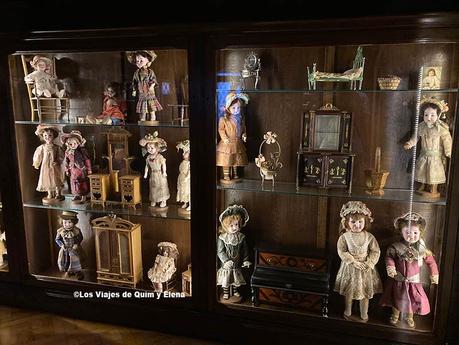 Muñecas en la sala de las diveriones