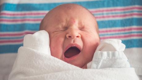 ¿Cómo ayudar a los bebés recién nacidos a dormir más durante la noche?